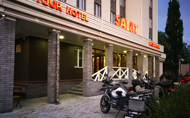 Salut Hotel