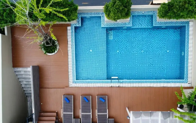 Отель Ramada by Wyndham Bangkok Ten Ekamai Residences