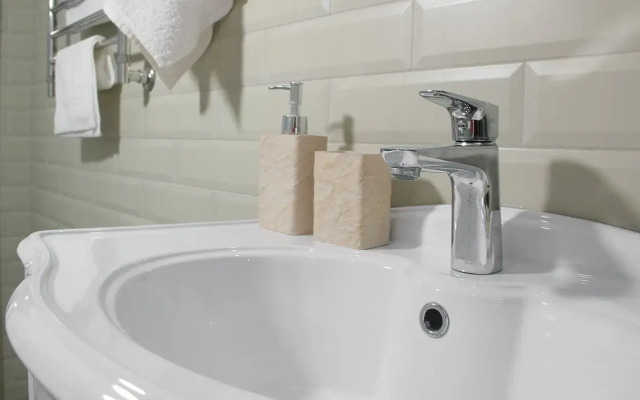 Anna and King  (on Zheleznodorozhnoy)