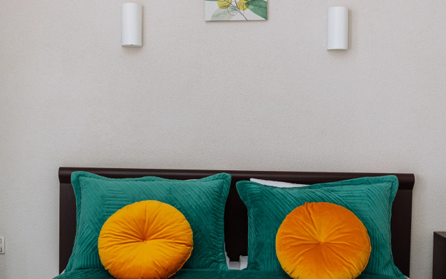 Dushevnaya, uyutnaya v parke na beregu ozera Flat