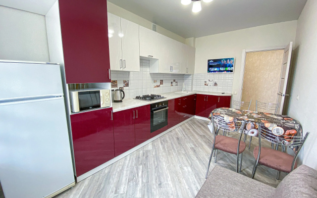 Kvartira s Panoramnym Balkonom v Novom Mikrorajone nedaleko ot Vyezda iz Goroda