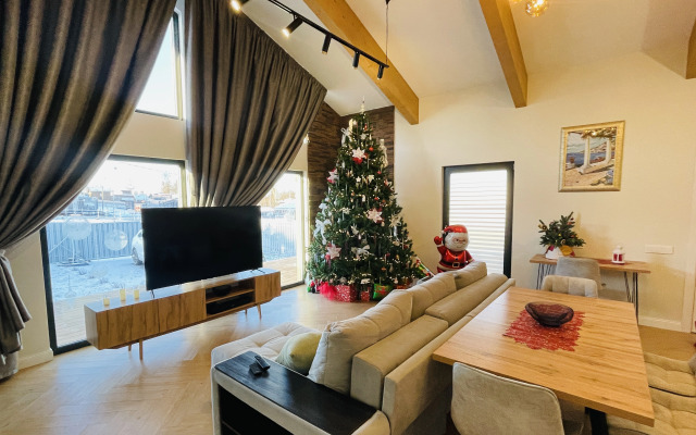 Частный дом у озера