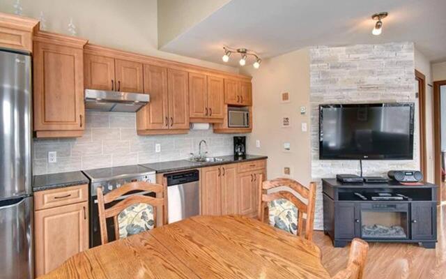 Bright Condo near the Lake Private House