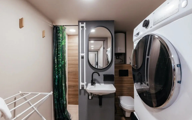 Red Grin Seil Apartments