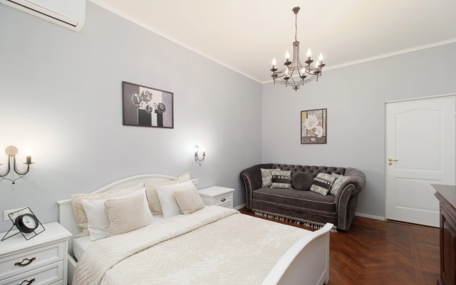 Loft U Ploschadi Vosstaniya 5 Spalen Apartments