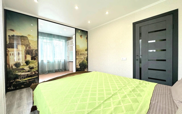 Tryokhkomnatnaya na Proletarskoy Flat