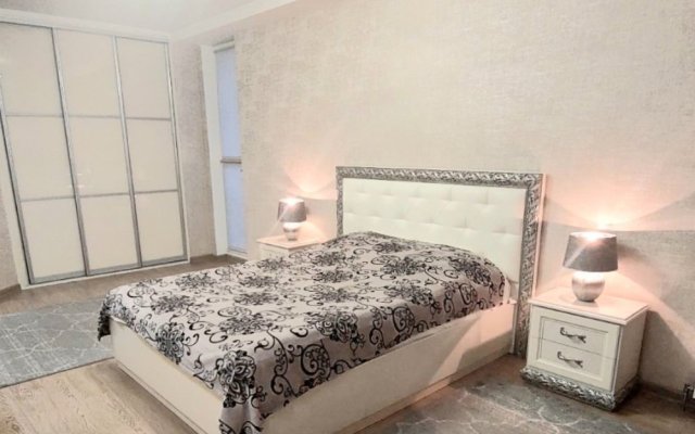 Апартаменты в центре с тремя спальнями на Червякова 55 рядом с парком Победы