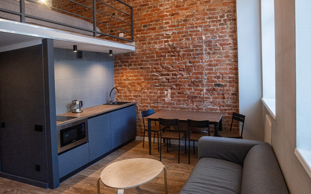 Sovremennaya dvukhurovnevaya studiya Flat