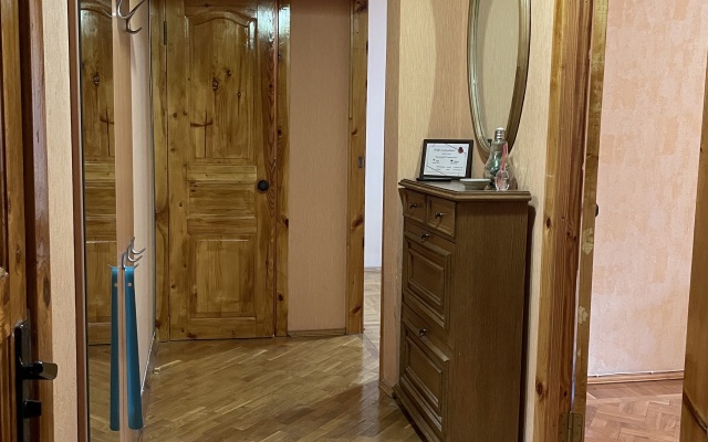 Servisnye apartamenty na ulitse Leyteyzena Flat