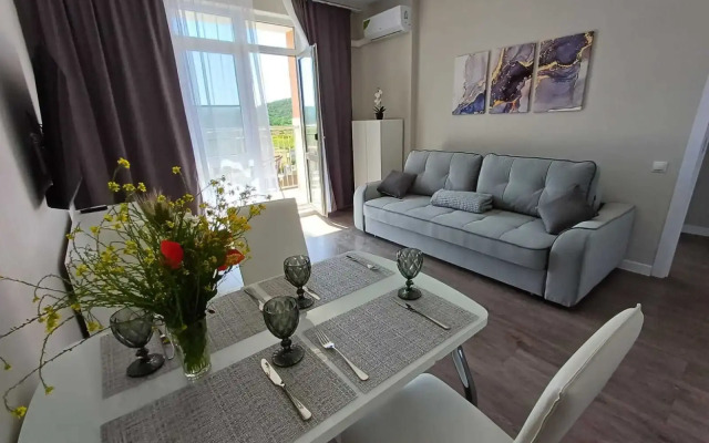 Квартира с Бacсeйнoм в ЖК Кипарис 298