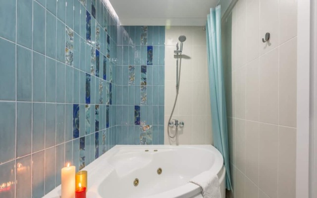 Apartment with Jacuzzi Lazurnaya
