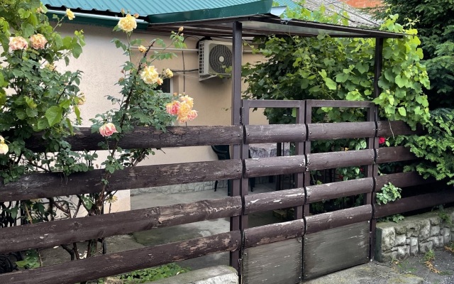 Kurortny Domik U Mashuka Guest House