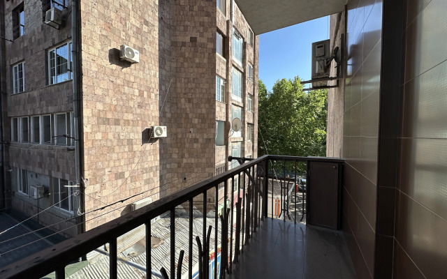 3-K Kvartira na Prospekte Sayat-Novy Flat