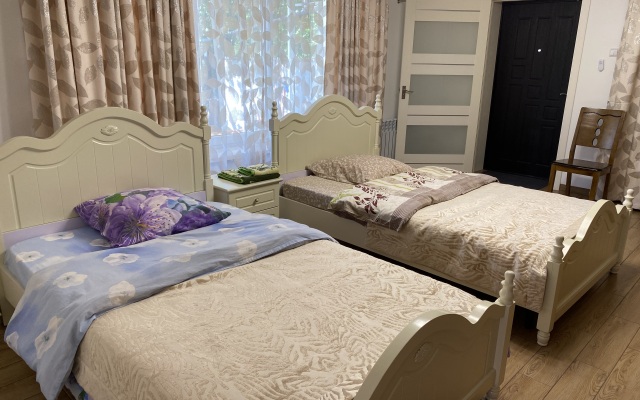 v Kottedzhe s Otdel'nym Vhodom so Dvora Living Quarters