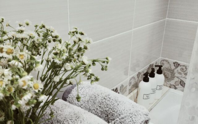 Ryadom S Naberezhnoy Flat