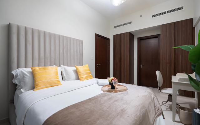 Keyrock Chic 2BR Escape Pool & Lake View Apartments