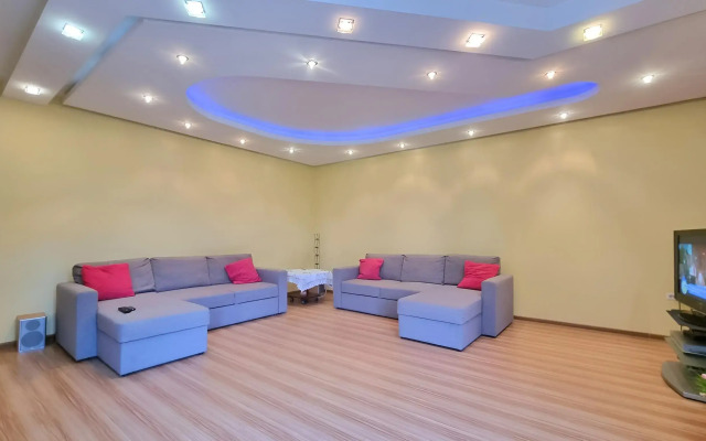 Trekhkomnatnaya v Tsentre Romashki Kvartira