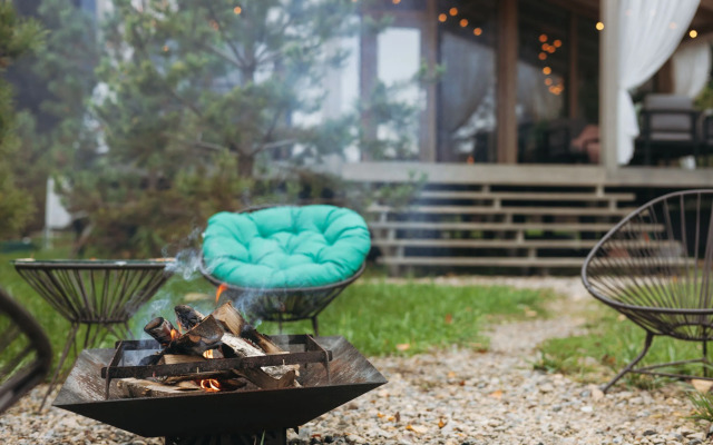 Частный дом с баней бочкой у воды и леса