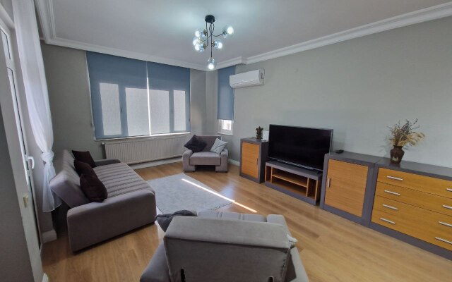 Prostornaya Kvartira Vozle Morya Apartments