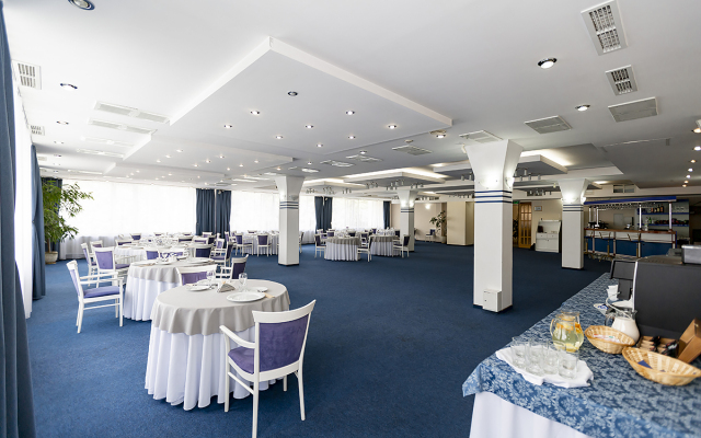 Emmaus Volga Klub Hotel