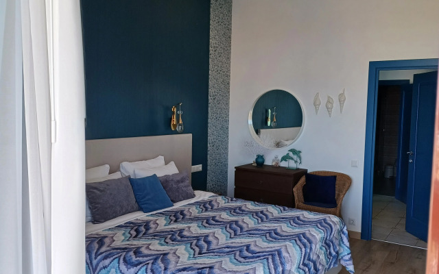 Апартаменты Афалина с зоной патио и отдельной спальной комнатой