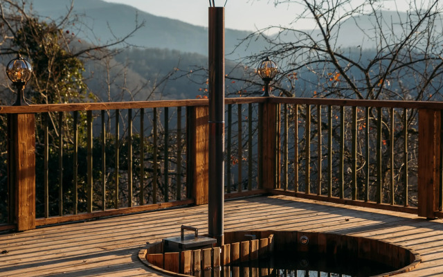 HILLS1200. Residence. Glamping. Bany.