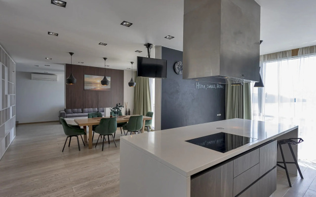 Roskoshnaya dvukhurovnevaya kvartira s sobstvennoy terrasoy Flat