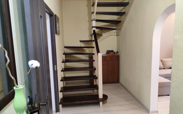 Dvukhurovnevaya U Morya Flat