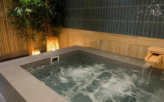 Отель Wellness Stay & Hotel Sukhumvit 107