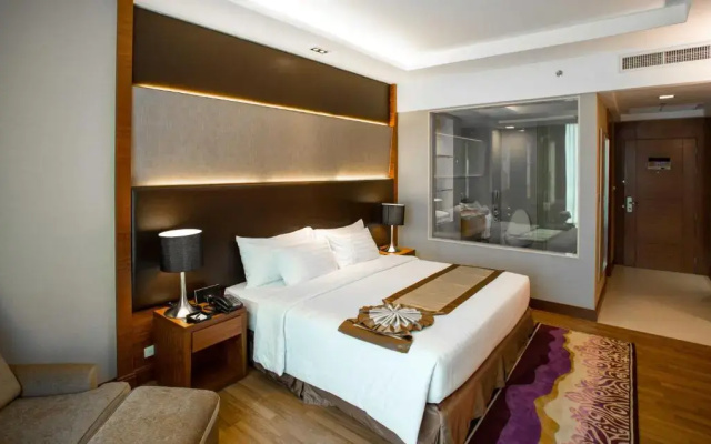 Отель The Grand Fourwings Convention Hotel