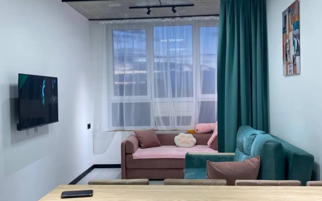 Апартаменты Пикассо - индустриальный шик с яркими акцентами