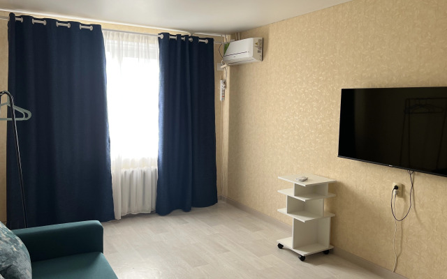 Uyutnaya s panoramnym vidom na gorod u morya Flat