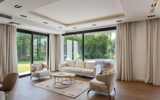 Settle Inn Luxury Swan Lake Villa