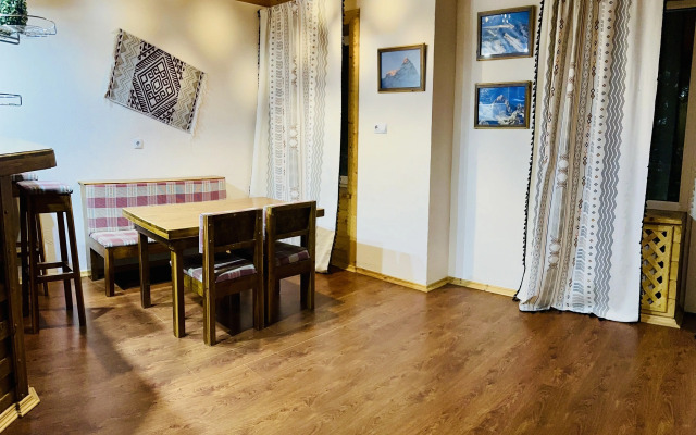 Na Alanskoy, 25 "indeyskaya" Flat