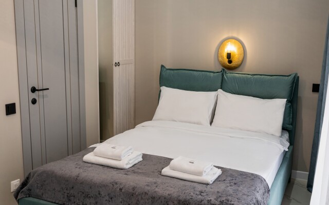 Uyutnyye Morent s balkonom v ZHK Sorrento Park Apartments