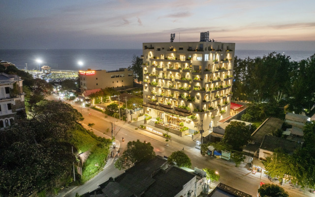 Отель Iconic Long Hai