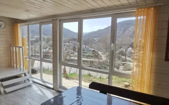 S baney basseynom i mangalom na beregu reki Private house