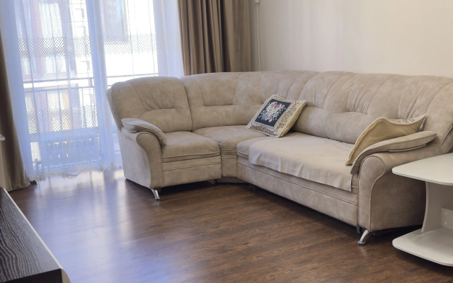 Ryadom S Istochnikom I Parkom Flat