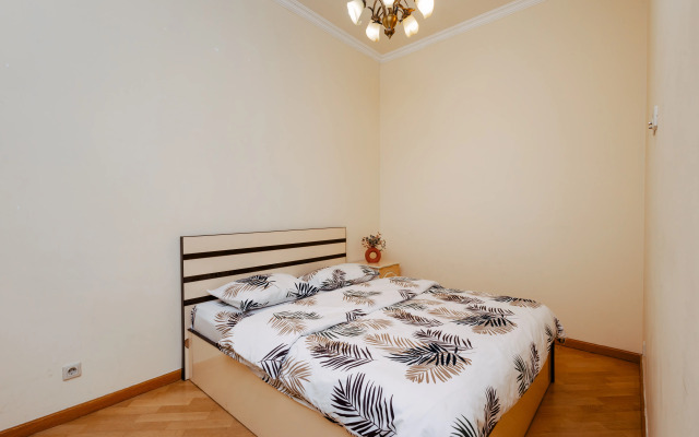 2-K v Novostroyke, Ulitsa Arama, Di480 Flat