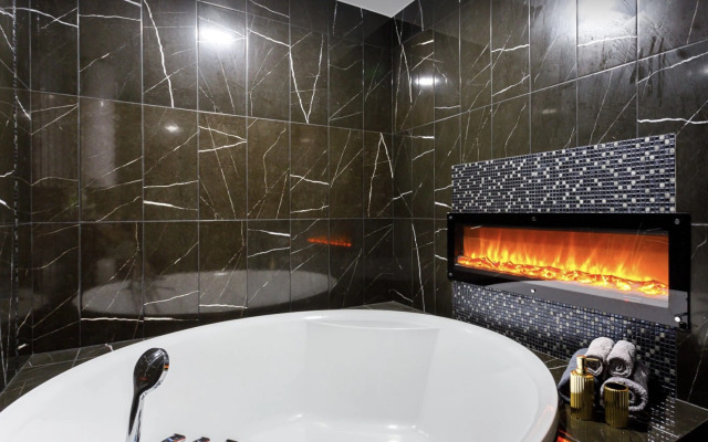 Квартира Студия с большой круглой ванной и камином