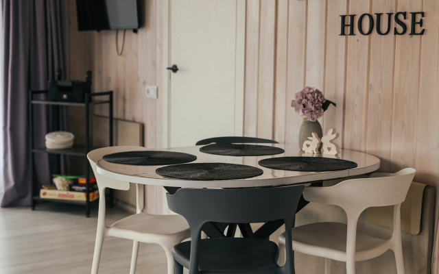 Частный дом  Belov House  с панорамным остеклением у леса