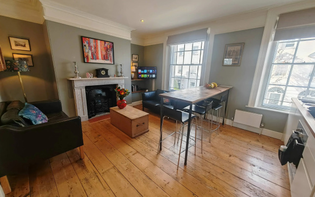 Historic Winchester Apartment