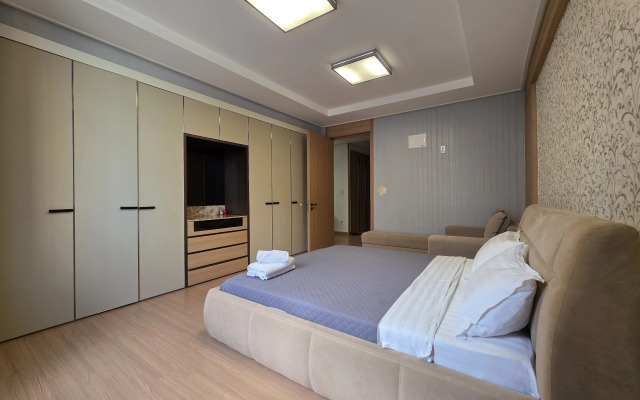 V Khayville Ryadom s Posolstvom Ssha Apartment