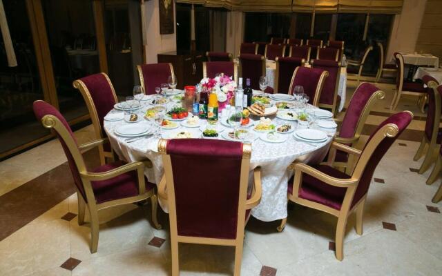 Lake Palace Hotel & Restaurant