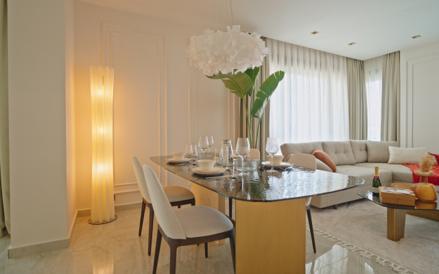 Qoople Legend A40 v 100 Metrakh ot Morya Apartments