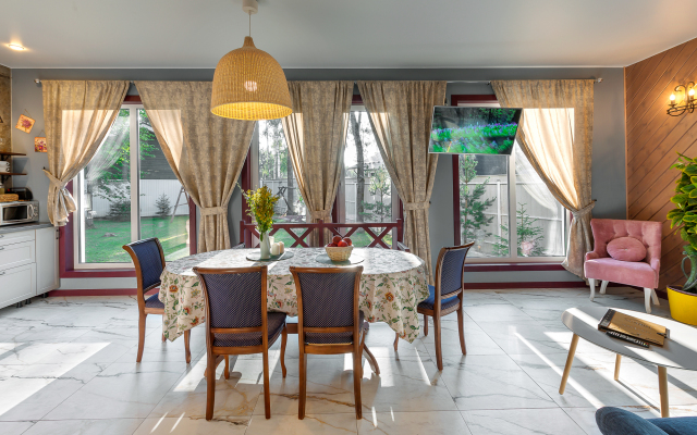 Tiffani Delyuks Guest House