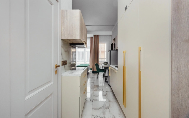 V Siriuse, studiya Flat