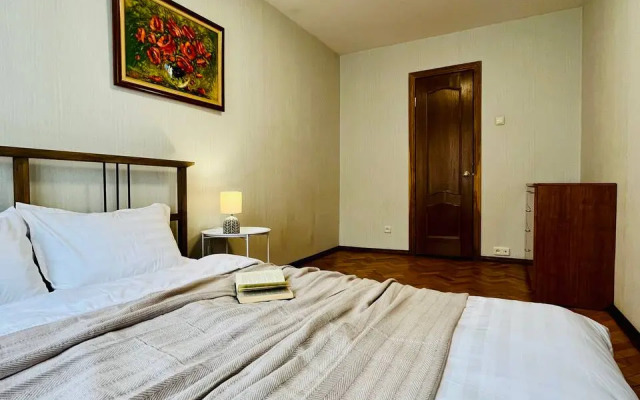 Uyutnaya 3-X Komnatnaya U Metro Akademicheskaya Flat