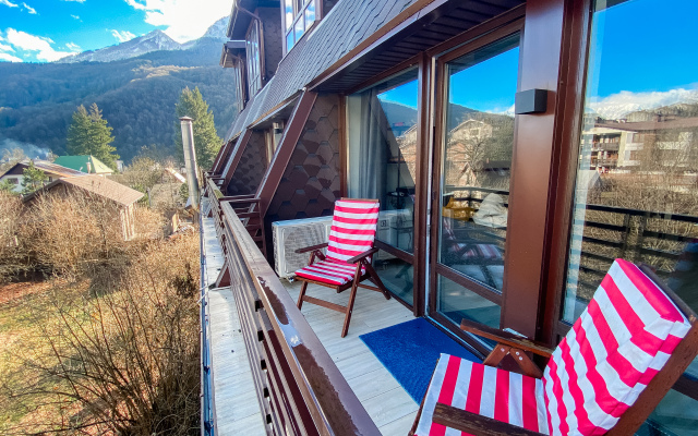 Студия с террасой с панорамным видом на горы