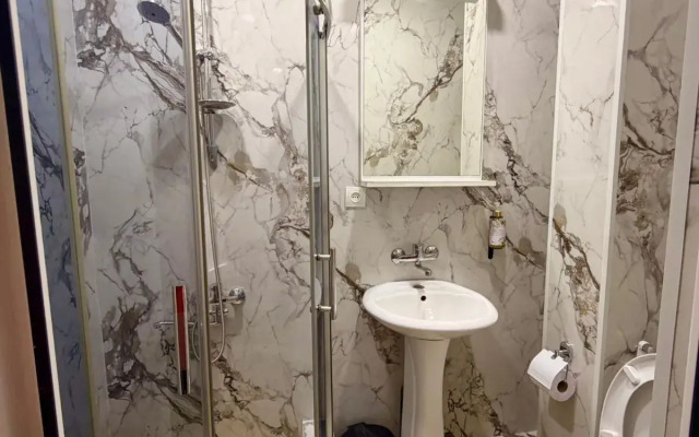 Отель Qeroli old town